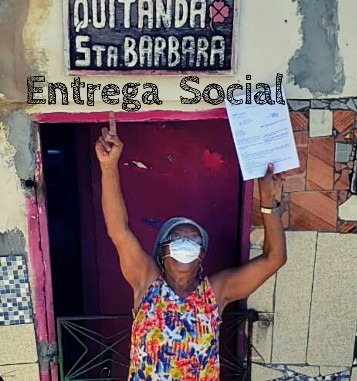Dona Lili comemorando, com o documento da aposentadoria na mão